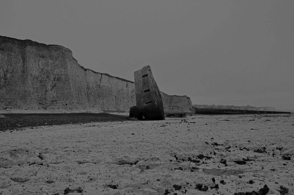Atlantikwall-Bunker vor den erodierenden Kreideklippen der Normandie
