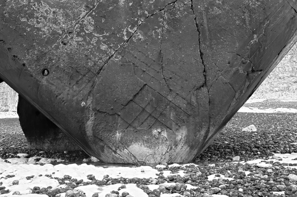 Detailaufnahme der freiliegenden Stahlbetonstruktur des abgestürzten R622-Bunkers