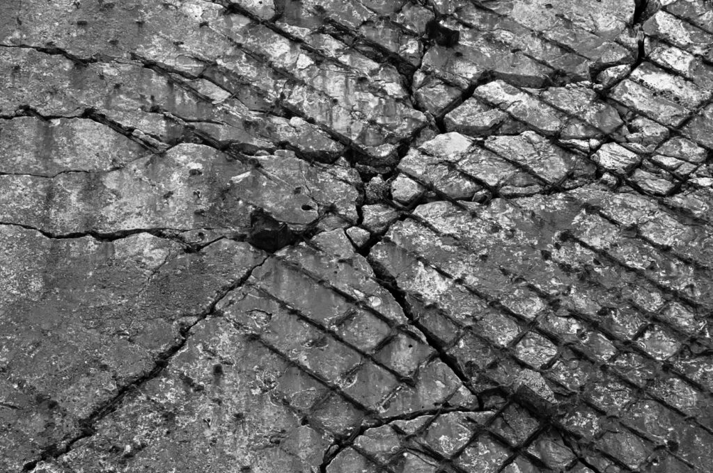 Detail der freiliegenden Beton- und Stahlarmierung eines Atlantikwall-Bunkers
