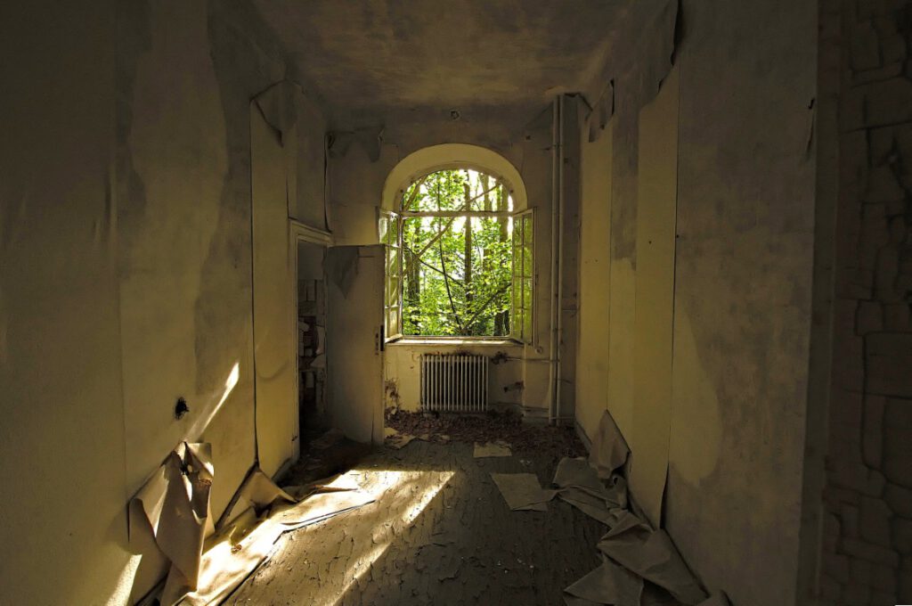 Zimmer einer verlassenen Jugendstilvilla