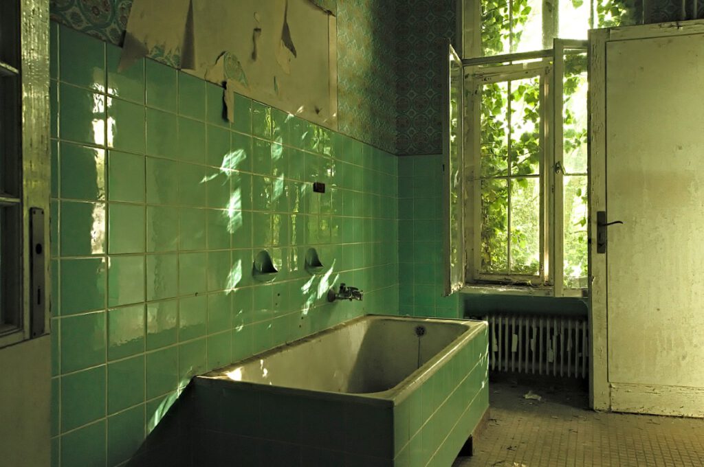 Badezimmer einer verlassenen Jugendstilvilla