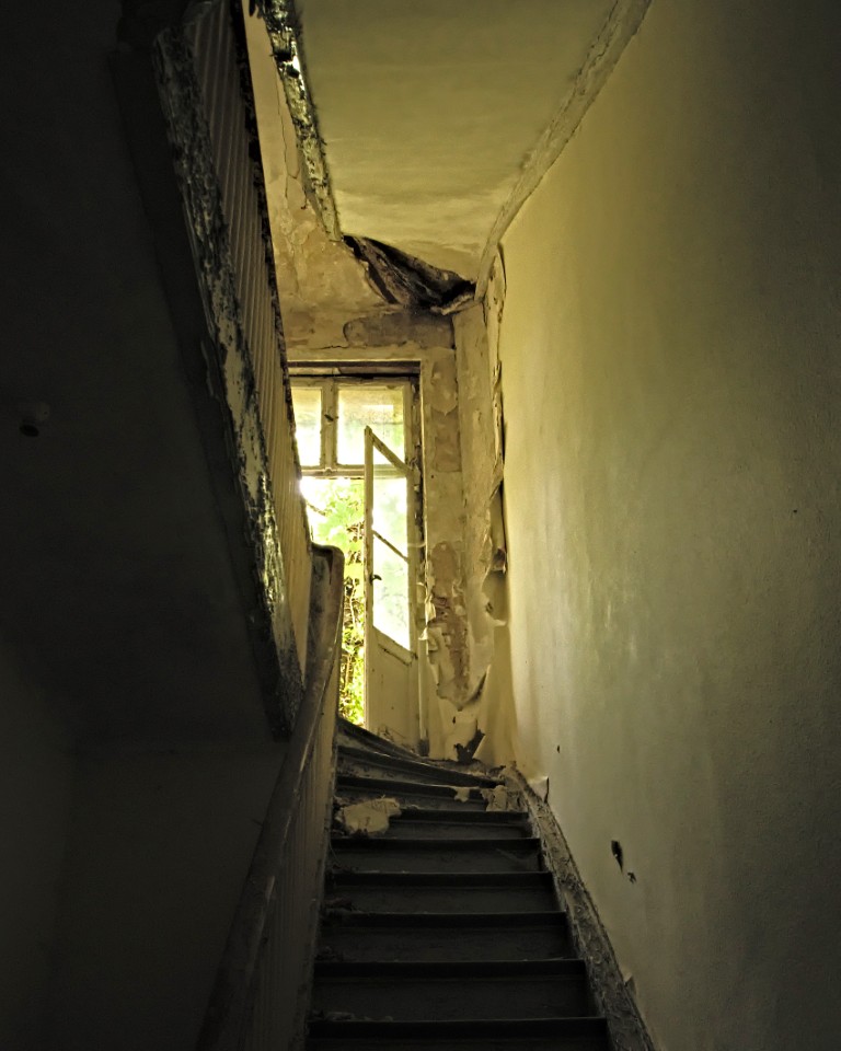 Nebentreppe in einer verlassenen Jugendstilvilla