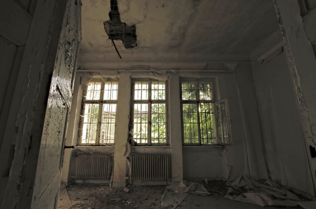 Zimmer einer verlassenen Jugendstilvilla