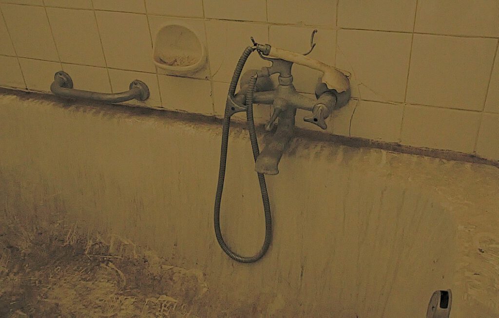 Detailaufnahme Personalbad einer verlassenen Jugendstilvilla