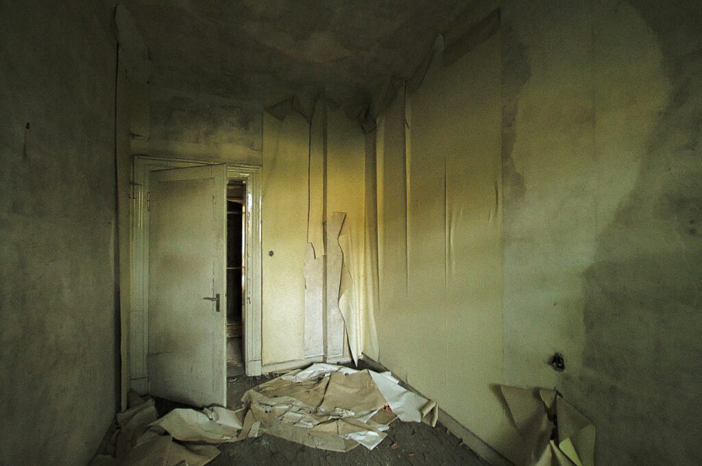 Zimmer einer verlassenen Jugendstilvilla