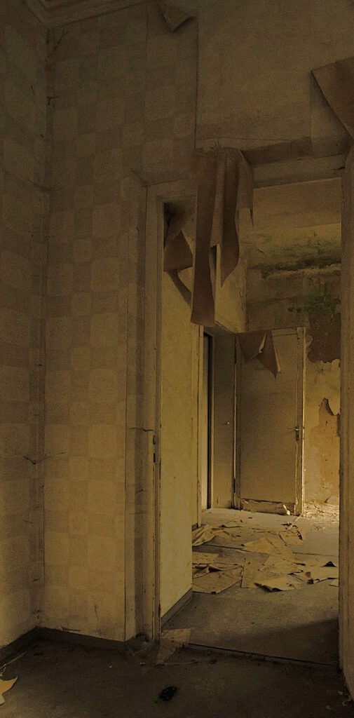 Durchgangszimmer einer verlassenen Jugendstilvilla