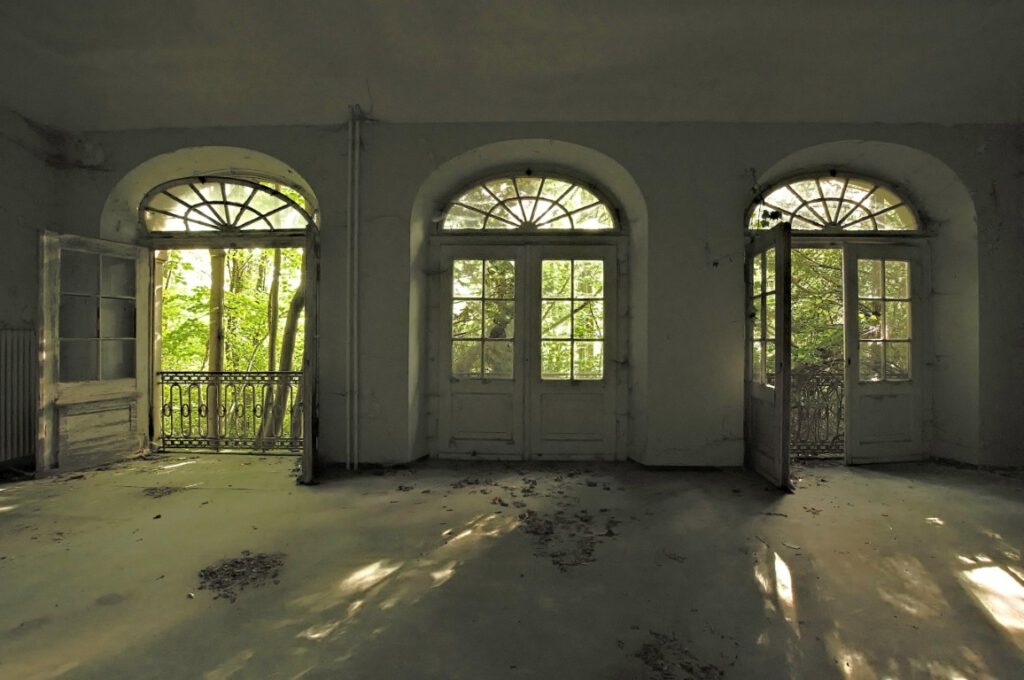Zimmer in einer verlassenen Jugendstilvilla