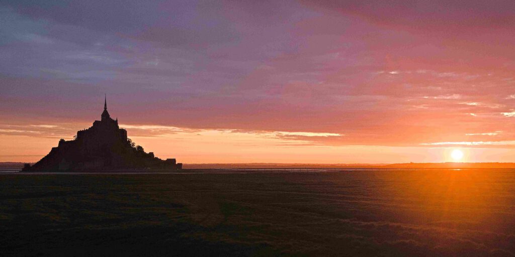 Salzwiesen und Gezeitenlandschaft rund um den Mont-Saint-Michel in der Normandie.