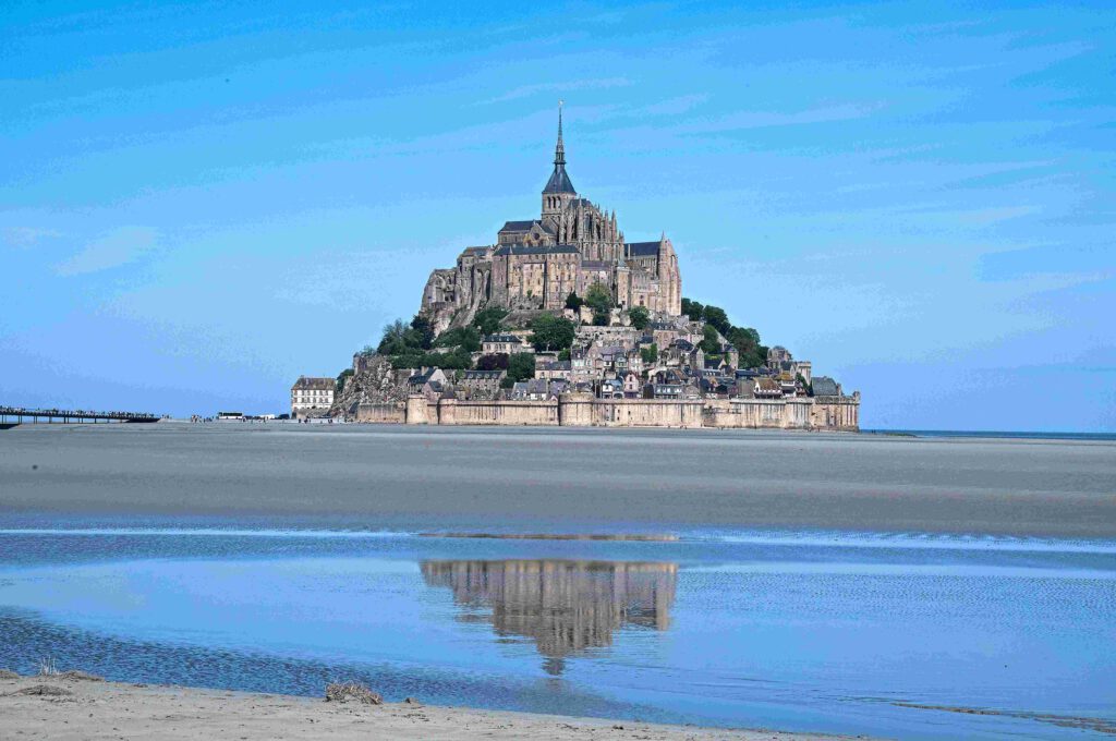 Mont-Saint-Michel in der Normandie erhebt sich auf einem über 500 Millionen Jahre alten Granitfelsen.