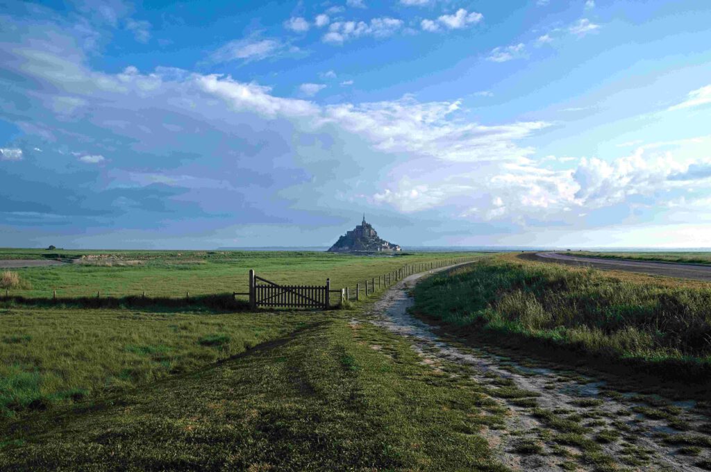 Salzwiesen und Gezeitenlandschaft rund um den Mont-Saint-Michel in der Normandie.