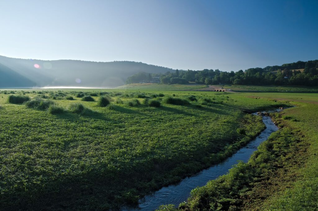 Edergerinne im trockengefallenen Edersee mit Aseler Brücke im Hintergrund