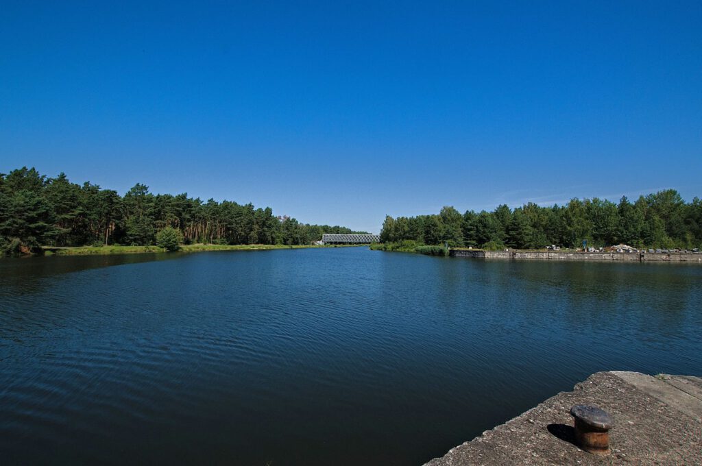 Blick über das Hafenbecken des ehemaligen Klinkerhafens zur Klinkerhafenbrücke.