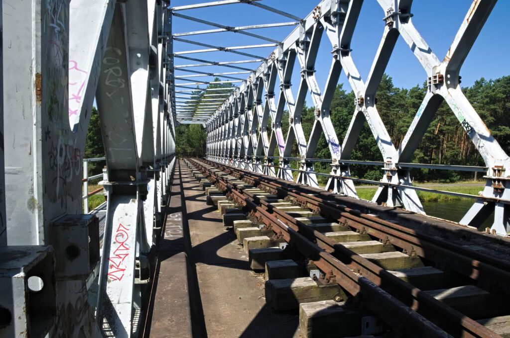 Stillgelegte Eisenbahngleise im Stahlfachwerk der Klinkerhafenbrücke.