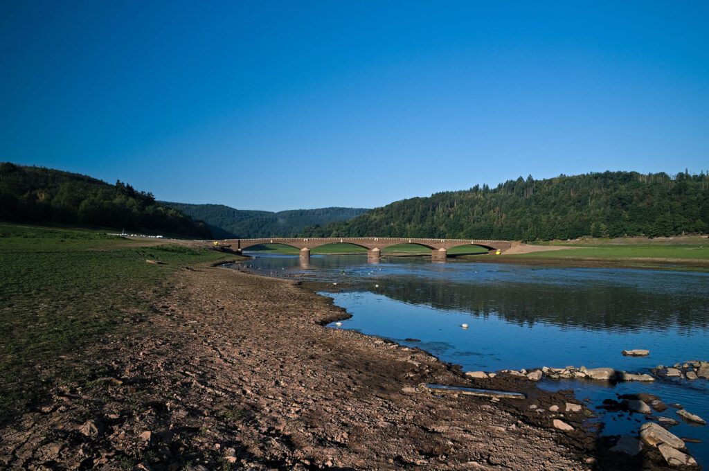 Vierbogige Aseler Brücke über Restwasser im trockengefallenen Edersee
