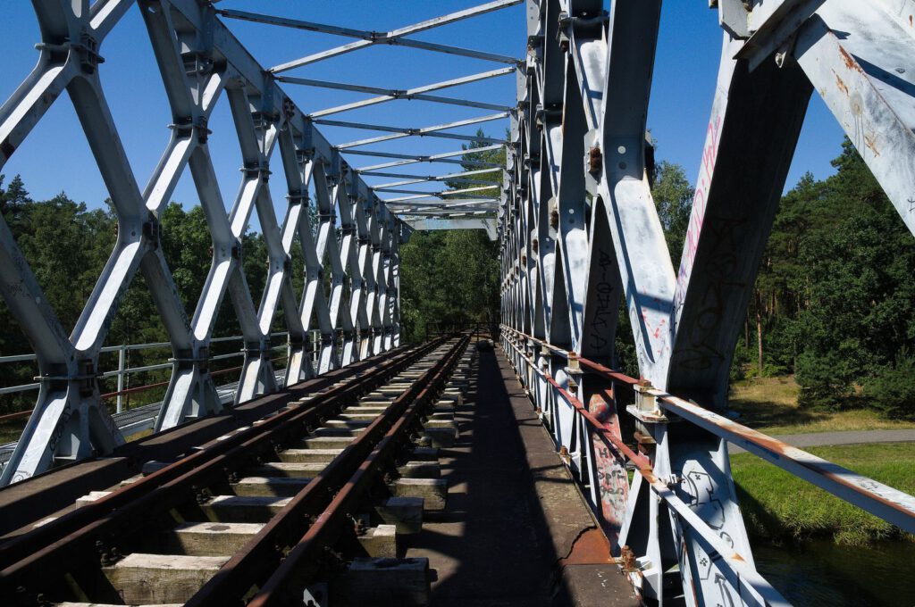 Stahlfachwerk, Schienen und Schwellen der denkmalgeschützten Klinkerhafenbrücke.