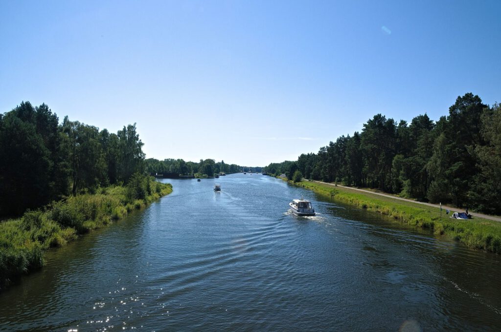 Blick von der Klinkerhafenbrücke über den Oder-Havel-Kanal bei Oranienburg.