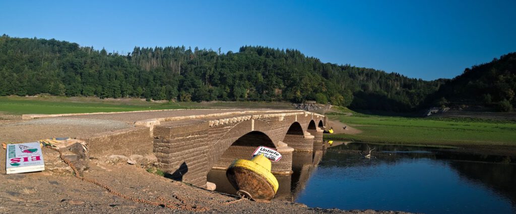Aseler Brücke über Restwasser im trockengefallenen Edersee