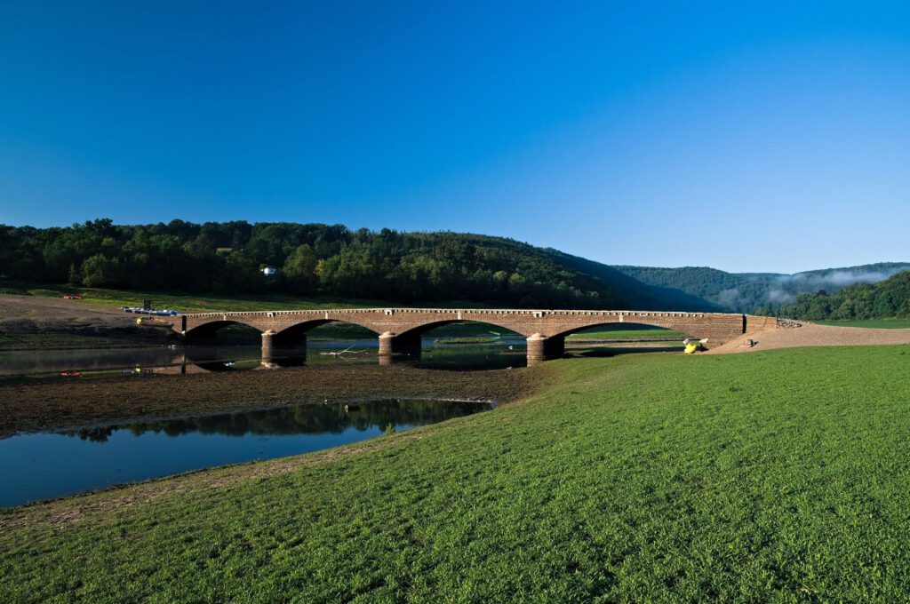 Aseler Brücke mit Wasserlauf und trockengefallenem Talboden