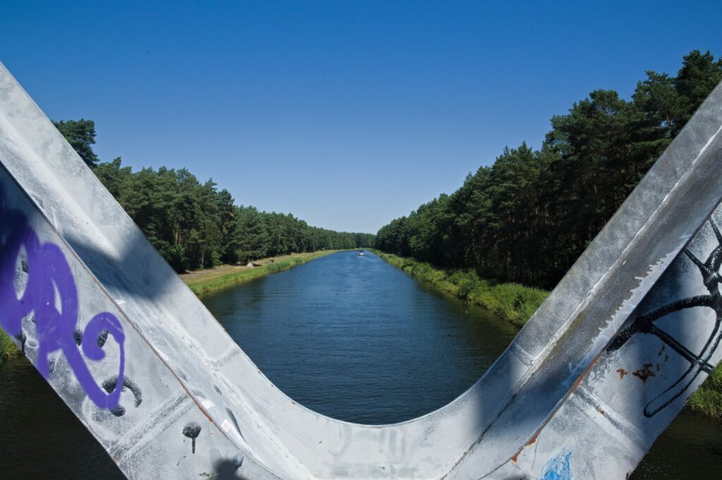 Oder-Havel-Kanal zwischen den Stahlträgern der Klinkerhafenbrücke bei Oranienburg.