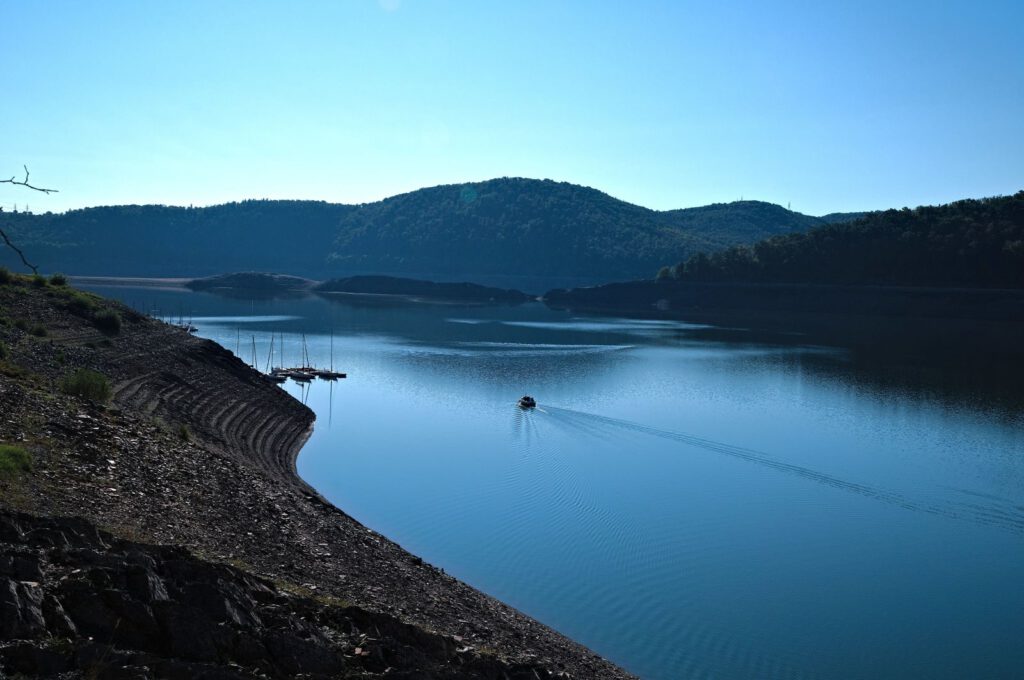Edersee bei Niedrigwasser am 30. Juli 2026 mit weit zurückgewichenem Ufer und Segelbooten