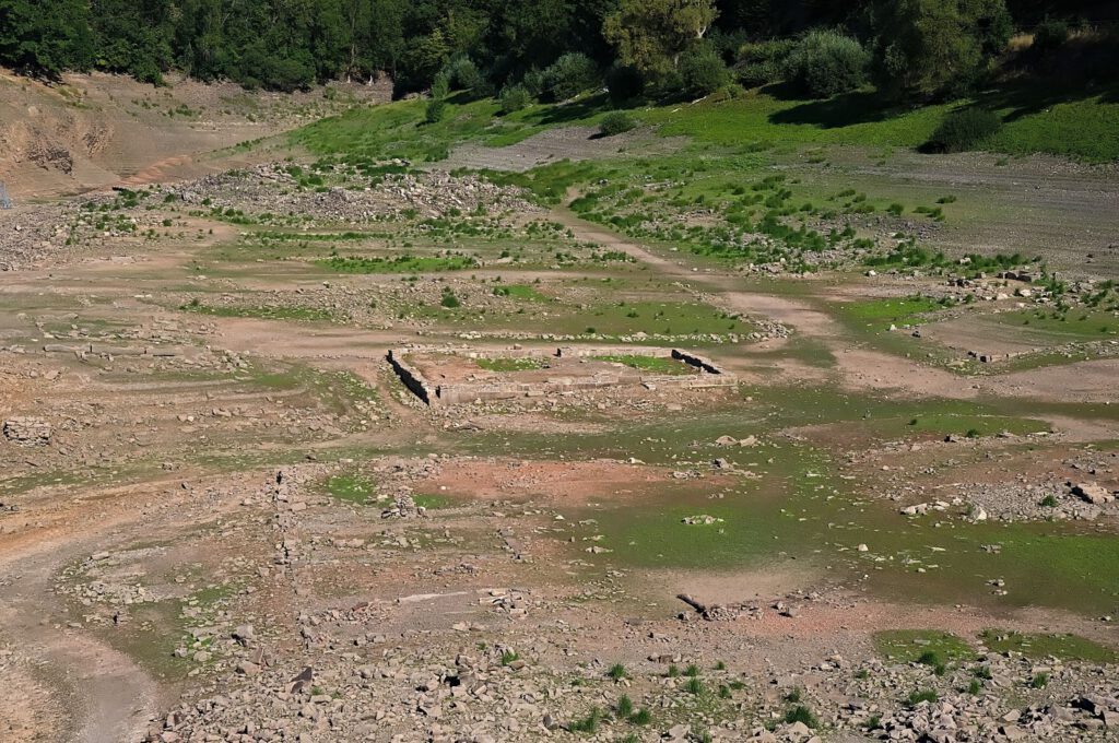 Freigelegte Mauerreste im trockengefallenen Bereich des Edersees bei Niedrigwasser 2026
