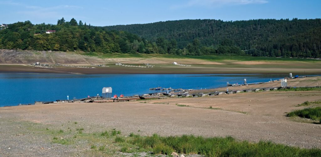 Trockengefallene Hafen- und Steganlagen am Edersee bei Niedrigwasser im Juli 2026