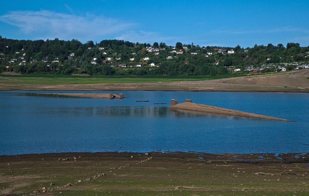 Historische Bauwerksreste im Edersee bei Niedrigwasser am 30. Juli 2026