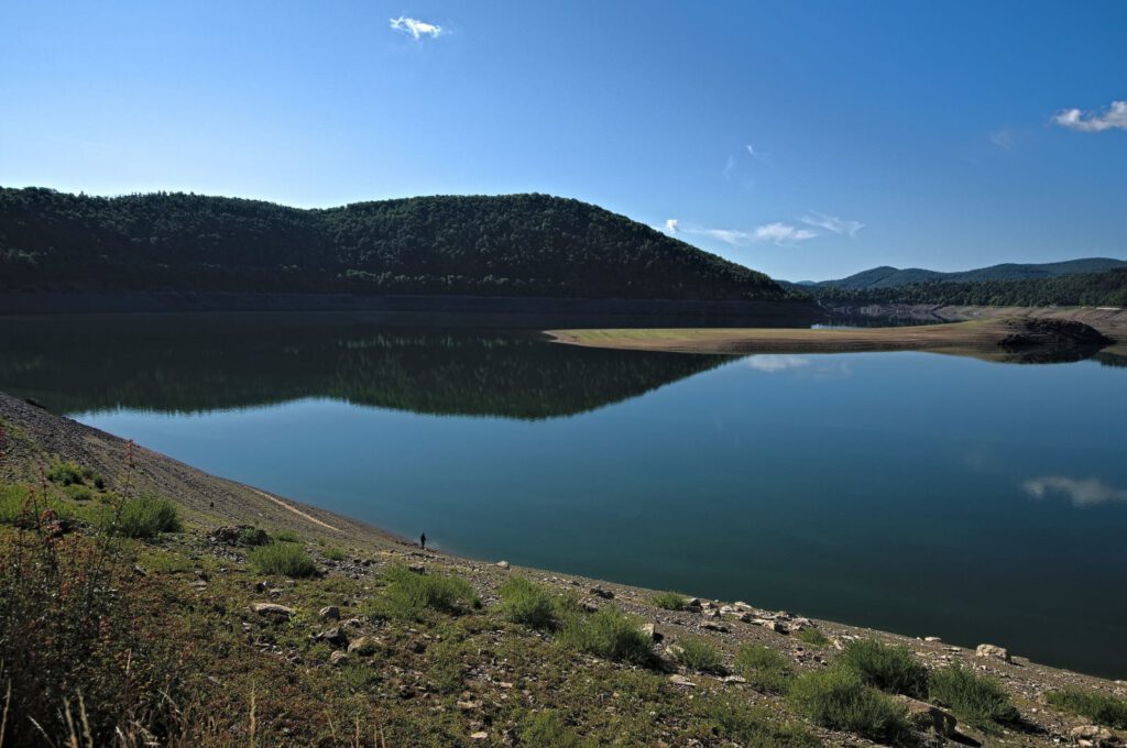 Edersee bei Niedrigwasser 2026 mit großer Wasserfläche und weit freigelegten Ufern und Landzungen