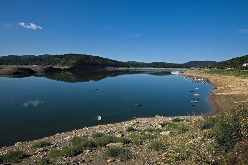 Panorama des Edersees bei Niedrigwasser 2026 mit Hafen und großflächig trockengefallenem Ufer