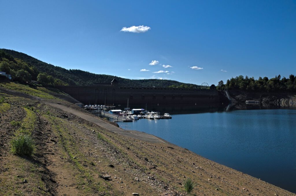 Edertalsperre und Edersee bei Niedrigwasser 2026 mit trockengefallener Uferböschung und Hafen